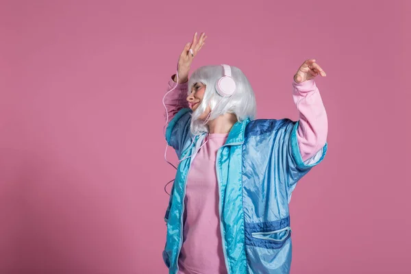 Jeune Femme Avec Des Vêtements Rétro Écouter Musique Danser Sur Images De Stock Libres De Droits