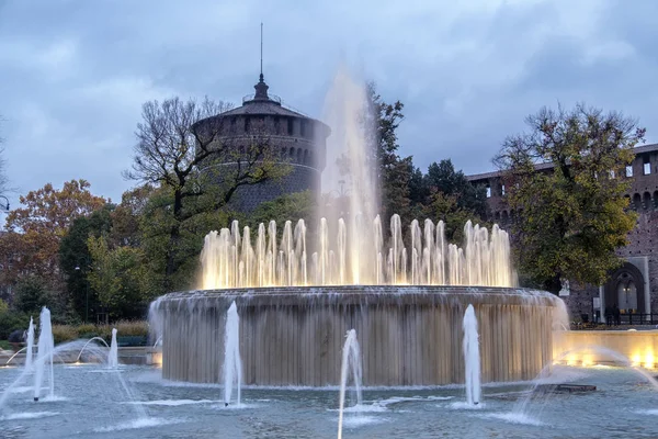 Milão Lombardia Itália Castelo Conhecido Como Castello Sforzesco Fonte Noite — Fotografia de Stock