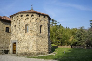 Agliate Brianza (Monza, Lombardiya, İtalya): dış Ortaçağ kilise Aziz Peter ve Paul, inşa 11.asır: vaftizhane