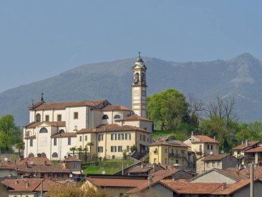 Molteno, Lecco, Lombardiya, İtalya: panoramik kent ve arka planda dağlar