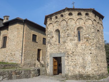 Agliate Brianza (Monza, Lombardiya, İtalya): dış Ortaçağ kilise Aziz Peter ve Paul, inşa 11.asır: vaftizhane