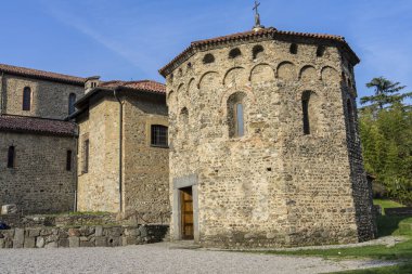 Agliate Brianza (Monza, Lombardiya, İtalya): dış Ortaçağ kilise Aziz Peter ve Paul, inşa 11.asır: vaftizhane