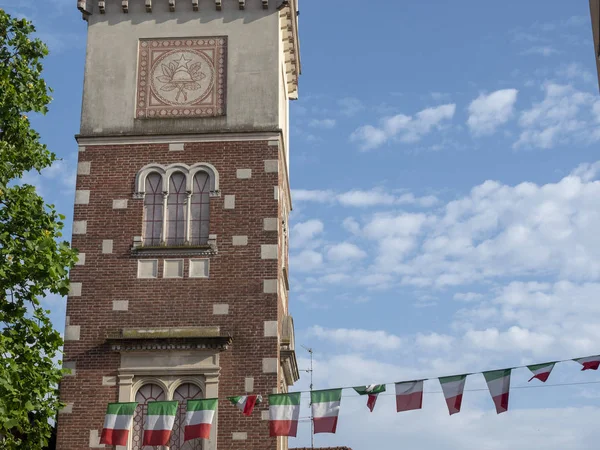 Origgio ヴァレーゼ ロンバルディア イタリア のタワーをトレ 戦没者慰霊として知られています — ストック写真