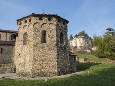 Agliate Brianza (Monza, Lombardiya, İtalya): dış Ortaçağ kilise Aziz Peter ve Paul, inşa 11.asır: vaftizhane