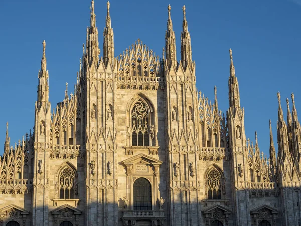 Milan, Lombardiya, İtalya: Ortaçağ Katedrali (Duomo cephe)