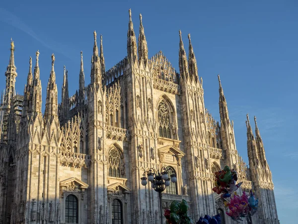 Milan, Lombardiya, İtalya: Ortaçağ Katedrali (Duomo cephe)