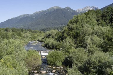 Val Vigezzo, Verbano Cusio Ossola, Piedmont, İtalya: güneşli yaz sabahı Malesco yakınındaki vadide