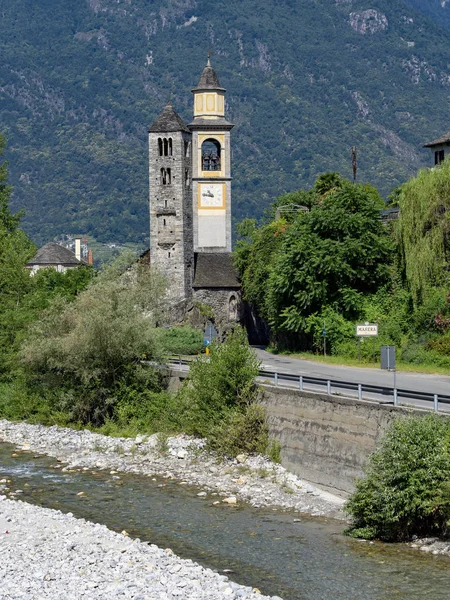 ヴァル Vigezzo ストレーザ クジオ オッソラ イタリア ピエモンテ州ドモドッソラの近くで つの歴史的な塔 — ストック写真