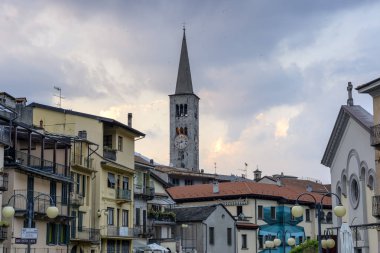 Omegna, Verbano Cusio Ossola, Piedmont, İtalya: cityscape akşam