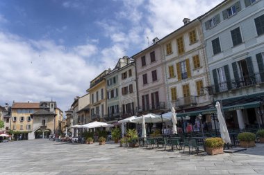 Orta San Giulio, Verbano Cusio Ossola, Piedmont, İtalya: eski tipik kare