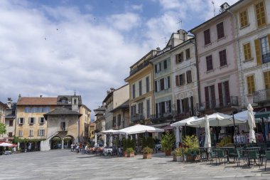 Orta San Giulio, Verbano Cusio Ossola, Piedmont, İtalya: eski tipik kare