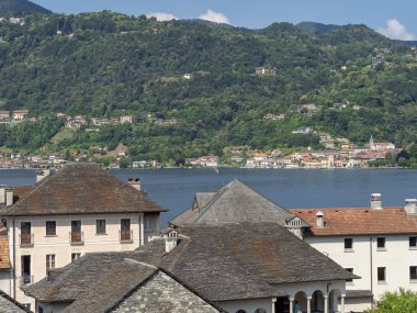 Orta San Giulio, Verbano Cusio Ossola, Piedmont, İtalya: cityscape yaz gölde ile