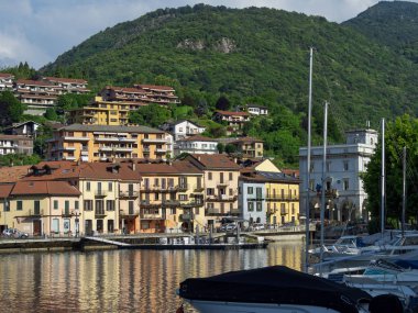 Omegna, Verbano Cusio Ossola, Piedmont, İtalya: sabah Orta gölde üzerinde liman