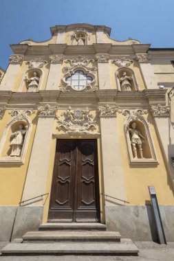 Cephe San Bernardino kilisenin Crescentino, Vercelli, Piedmont, İtalya