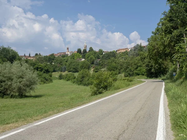 アスティから Antignano モンフェッラート ピエモンテ イタリア 夏への道 — ストック写真