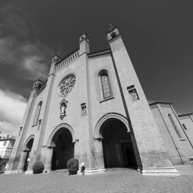 Alba (Cuneo, Piedmont, İtalya), cephe tarihi katedral. Siyah ve beyaz