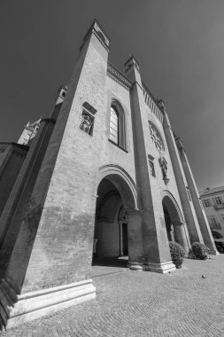 Alba (Cuneo, Piedmont, İtalya), cephe tarihi katedral. Siyah ve beyaz