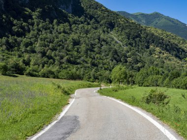 Vadi Stura di Demonte, Cuneo, Piedmont, İtalya: manzara, yaz boyunca bisiklet yolu