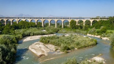 Cuneo, Piedmont, İtalya: görünüm Stura di Demonte vadi Ponte Vecchio bilinen tarihi köprü