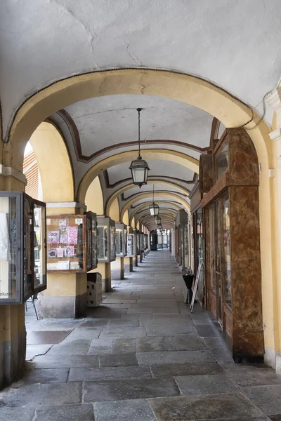 Saluzzo Cuneo Piemont Itálie Historické Budovy Podél Hlavní Ulice Města — Stock fotografie