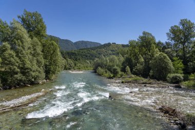 Vadi Stura di Demonte, Cuneo, Piedmont, İtalya: manzara, yaz boyunca bisiklet yolu. Nehir