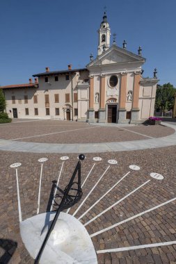 San Pietro del Gallo, Cuneo, Piedmont, İtalya, dış tarihi kilise ve güneş saati