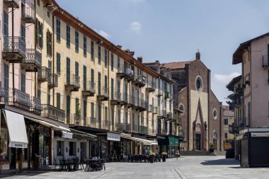 Saluzzo, Cuneo, Piedmont, İtalya: tarihi binaları şehrin ana caddesi boyunca.