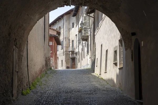 Saluzzo Cuneo Piamonte Italia Edificios Históricos Largo Una Antigua Calle —  Fotos de Stock
