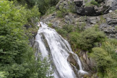 Sestriere, Turin, Piedmont, İtalya, yol boyunca yaz art arda sıralı