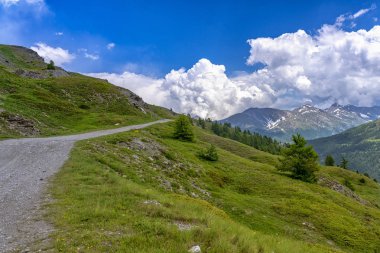 Dağ manzara Colle dell'Assietta ve Colle delle yol boyunca Finestre, Turin, Piedmont, İtalya, yaz