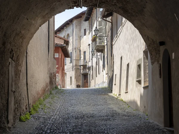 Saluzzo Cuneo Piemont Włochy Zabytkowe Budynki Wzdłuż Starej Ulicy Typowe — Zdjęcie stockowe