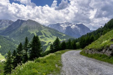 Dağ manzara Colle dell'Assietta ve Colle delle yol boyunca Finestre, Turin, Piedmont, İtalya, yaz