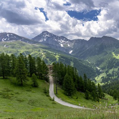 Dağ manzara Colle dell'Assietta ve Colle delle yol boyunca Finestre, Turin, Piedmont, İtalya, yaz
