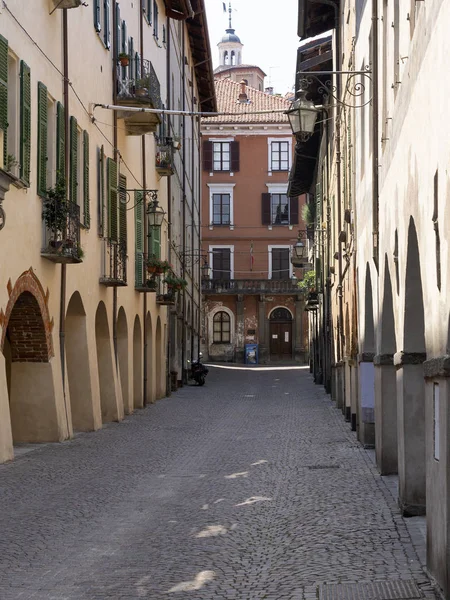 Saluzzo Cuneo Piemont Włochy Zabytkowe Budynki Wzdłuż Głównej Ulicy Miasta — Zdjęcie stockowe