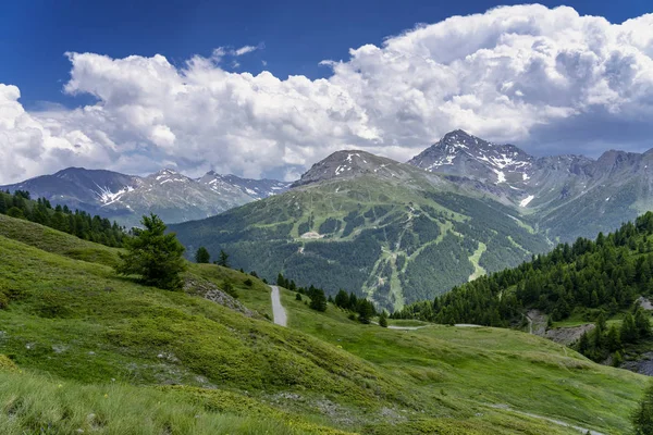 Dağ manzara Colle dell'Assietta ve Colle delle yol boyunca Finestre, Turin, Piedmont, İtalya, yaz
