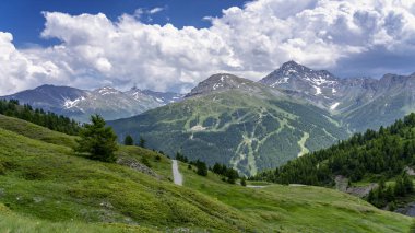 Dağ manzara Colle dell'Assietta ve Colle delle yol boyunca Finestre, Turin, Piedmont, İtalya, yaz