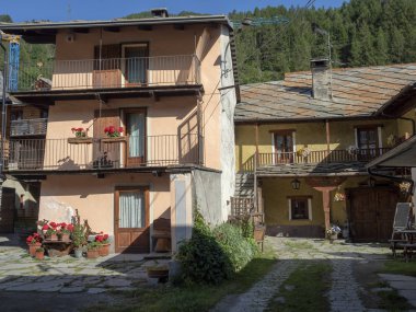 Pragelato, Turin, Piedmont, İtalya: eski köyün Sestriere, Chisone Valley Road tipik binalar