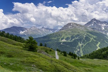 Dağ manzara Colle dell'Assietta ve Colle delle yol boyunca Finestre, Turin, Piedmont, İtalya, yaz