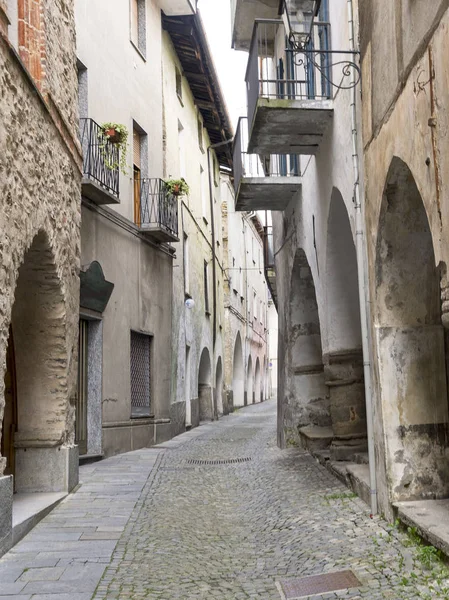 Člun Cuneo Piemont Itálie Historické Budovy Staré Typické Ulici Portikem — Stock fotografie