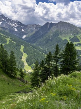 Dağ manzara Colle dell'Assietta ve Colle delle yol boyunca Finestre, Turin, Piedmont, İtalya, yaz