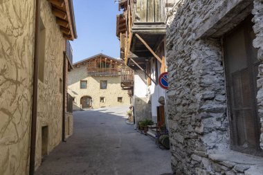 Pragelato, Turin, Piedmont, İtalya: eski köyün Sestriere, Chisone Valley Road tipik binalar