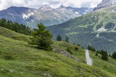Dağ manzara Colle dell'Assietta ve Colle delle yol boyunca Finestre, Turin, Piedmont, İtalya, yaz
