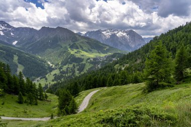 Dağ manzara Colle dell'Assietta ve Colle delle yol boyunca Finestre, Turin, Piedmont, İtalya, yaz