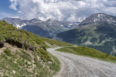 Dağ manzara Colle dell'Assietta ve Colle delle yol boyunca Finestre, Turin, Piedmont, İtalya, yaz