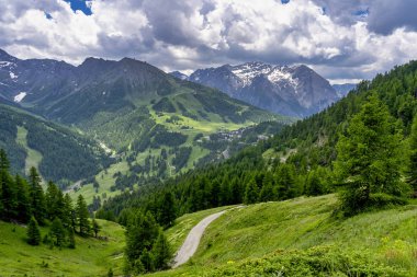 Dağ manzara Colle dell'Assietta ve Colle delle yol boyunca Finestre, Turin, Piedmont, İtalya, yaz