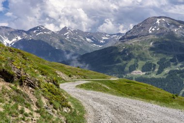 Dağ manzara Colle dell'Assietta ve Colle delle yol boyunca Finestre, Turin, Piedmont, İtalya, yaz