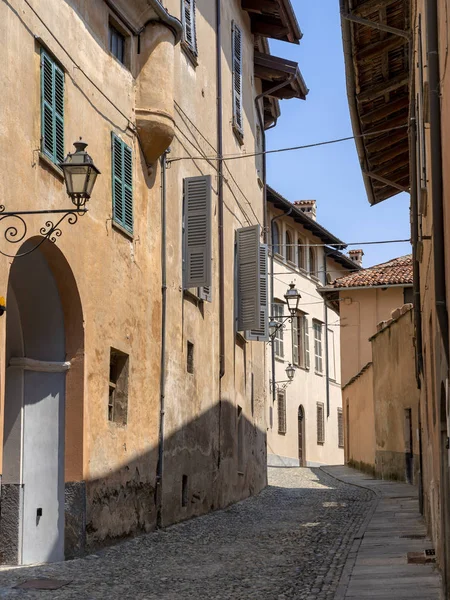 Saluzzo Cuneo Piamonte Italia Edificios Históricos Largo Una Antigua Calle — Foto de Stock