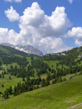 Chisone Vadisi: mountiain manzara Sestriere, Turin, Piedmont, İtalya, yaz, yol boyunca