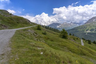 Dağ manzara Colle dell'Assietta ve Colle delle yol boyunca Finestre, Turin, Piedmont, İtalya, yaz