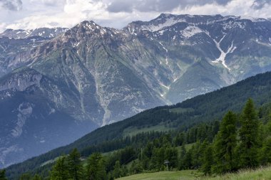 Dağ manzara Colle dell'Assietta ve Colle delle yol boyunca Finestre, Turin, Piedmont, İtalya, yaz